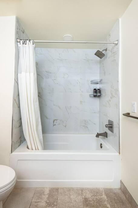 Luxurious Penthouse In Beverly Hills - Sleeps 10 Los Ángeles Exterior foto